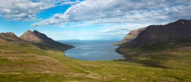 Landmannalaugar, İzlanda 'da kaya ve dağlarla dolu güzel doğa manzarası