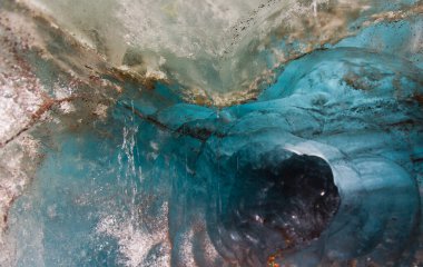 Vatnajkull Ulusal Parkı 'ndaki buz parçalarına yakından bakmak İzlanda' daki üç ulusal parktan biridir..