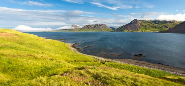 Landmannalaugar, İzlanda 'da kaya ve dağlarla dolu güzel doğa manzarası