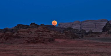 Wadi Rum, güney Ürdün 'de kum taşı ve granit kayalara oyulmuş bir vadidir.