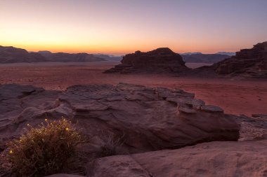 Wadi Rum, güney Ürdün 'de kum taşı ve granit kayalara oyulmuş bir vadidir.