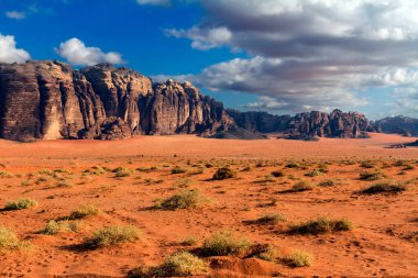 Wadi Rum, güney Ürdün 'de kum taşı ve granit kayalara oyulmuş bir vadidir.