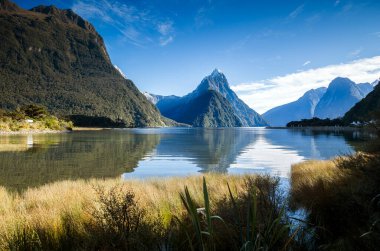 Buzul Ulusal Parkı, Montana 'nın Rocky Dağları' nda ABD Kanada sınırına uzanan buzul oymalı zirve ve ve vadileriyle uzanan bir vahşi doğa alanıdır..