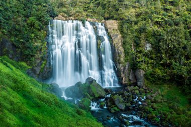 Waitomo Bölgesi 'nde Marokopa Şelalesi ve Yeni Zelanda' nın Waikato bölgesinde. Awakino ve Kawhia Limanı arasında yer almaktadır..