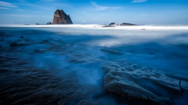 Fırtına sırasında Filipinler 'deki Palawan tropik adaları ve plajları