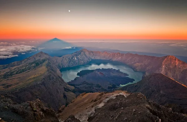 Bromo Dağı, Doğu Java, Endonezya 'da yer alan bir volkandır.