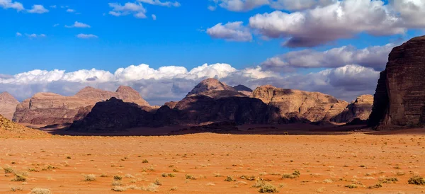 Wadi Rum, güney Ürdün 'de kum taşı ve granit kayalara oyulmuş bir vadidir.