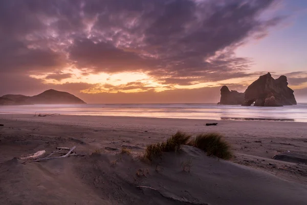 Whariki Sahili, Yeni Zelanda 'nın Güney Adası' nın en kuzeyindeki Cape Farewell 'in batısında bulunan Tasman Denizi kıyısında bir plajdır.