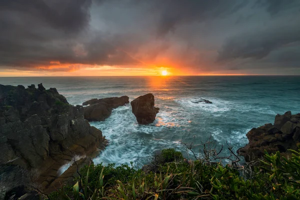 Whariki Sahili, Yeni Zelanda 'nın Güney Adası' nın en kuzeyindeki Cape Farewell 'in batısında bulunan Tasman Denizi kıyısında bir plajdır.