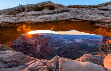 Arches Ulusal Parkı, Utah eyaletinin Moab eyaletinin kuzeyinde yer alır. Güneydoğudaki Colorado Nehri ile sınır komşusu, 2000 'den fazla doğal kumtaşı kemerinin bulunduğu yer olarak bilinir..