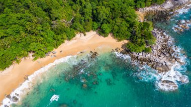 Denizde turkuaz suyu olan güzel bir ada