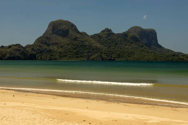 Similan Adaları, Tayland 'ın güneyinde Phang Nga eyaletinin Andaman Denizi kıyısında yer alan bir takımadalardır. Hindistan ve Tayland arasındaki deniz sınırı..