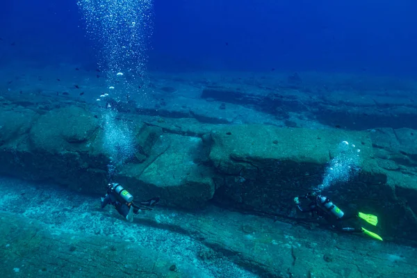 Duikers Zwemmen Onderwater Met Professionele Uitrusting — Stockfoto