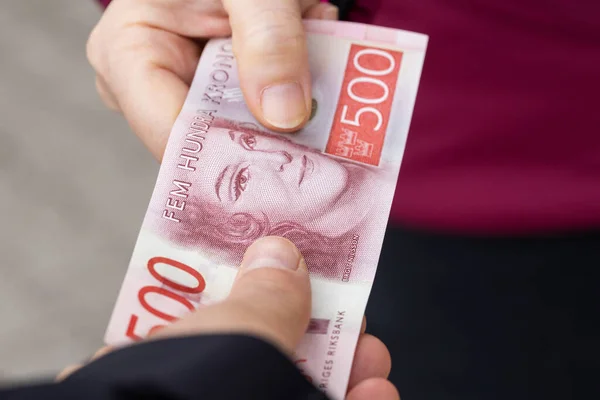 Два Человека Трясут Друг Другу Деньги 500 Шведских Крон Финансовая — стоковое фото