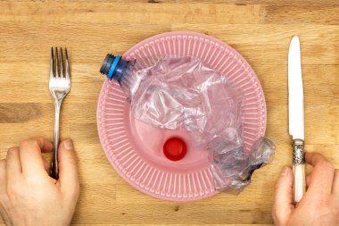 Gıda, Kavram, Küresel Çevresel Sorun, Tabakta Plastik Evcil Hayvan Şişesi, Bıçak ve çatala uzanan eller, Mikroplastik ve kirlilik