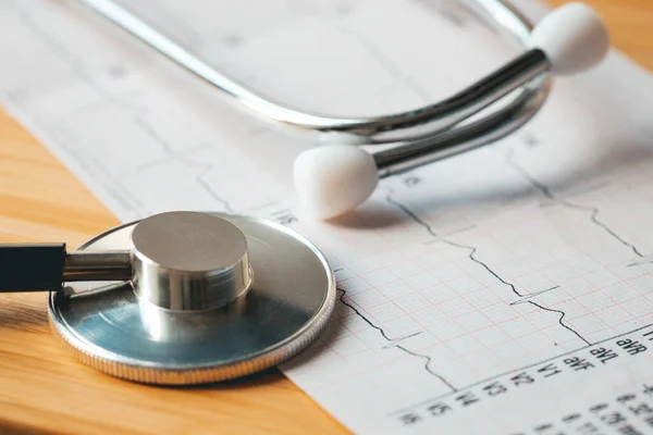 Grafik Detak Jantung Ekg Dan Stetoskop Medis Konsep Pemeriksaan Kesehatan — Stok Foto