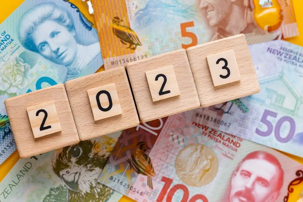 2023 Data Drewnianych Blokach Dolar Nowozelandzki Wszystkie Banknoty Koncepcja Ekonomiczna — Zdjęcie stockowe