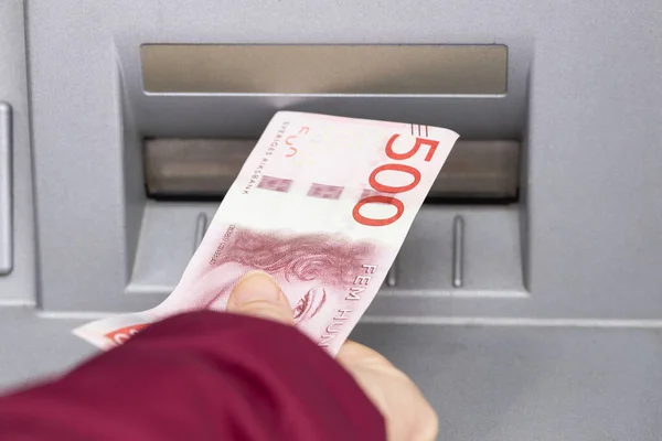 Γυναίκα Παίρνει Χρήματα Από Ένα Atm Σουηδικά 500 Κορώνες Οικονομική — Φωτογραφία Αρχείου