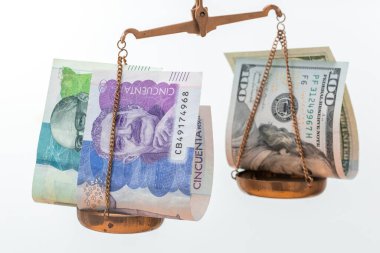 Para birimi oranları, Kolombiya pesosu ABD dolarına karşı, beyaz arka plan, finansal konsept, küçük ölçekli banknotlar