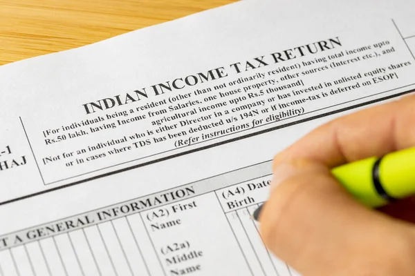 India Aangifte Inkomstenbelasting Itr1 Formulier Hand Met Pen Van Persoon — Stockfoto