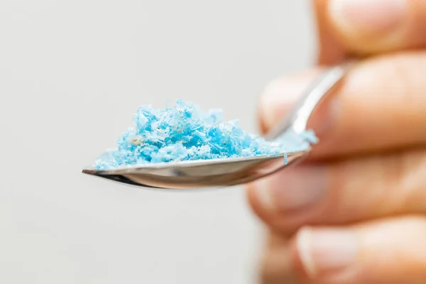Mikroplast Livsmedel Miljö Och Hälsobegrepp Spoon Med Plastpartiklar Negativ Påverkan — Stockfoto
