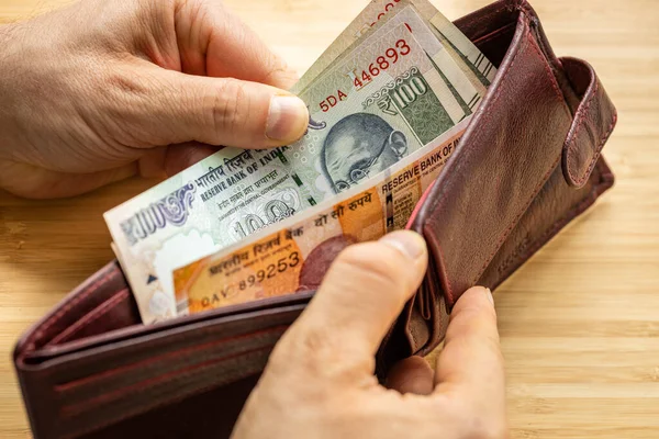 Χέρι Παίρνει Χρήματα Από Πορτοφόλι Ινδία Τραπεζογραμμάτια Οικονομική Έννοια Αυξανόμενες — Φωτογραφία Αρχείου