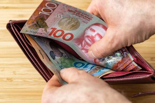 Рука Бере Гроші Гаманця Новозеландських Банкнот Концепції Зростання Цін Купівельна — стокове фото