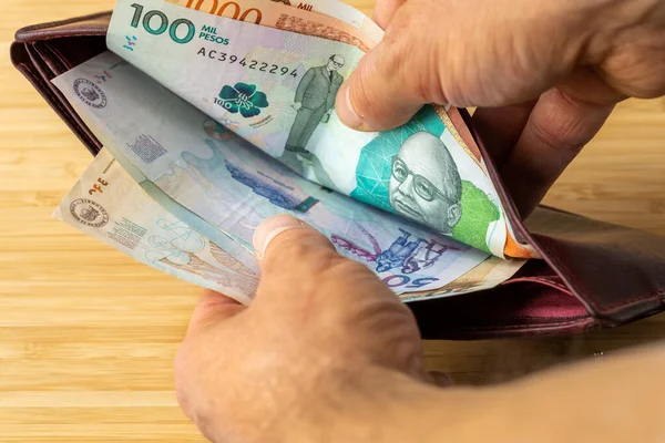 Mão Tirando Dinheiro Carteira Notas Peso Colômbia Conceito Aumento Dos — Fotografia de Stock