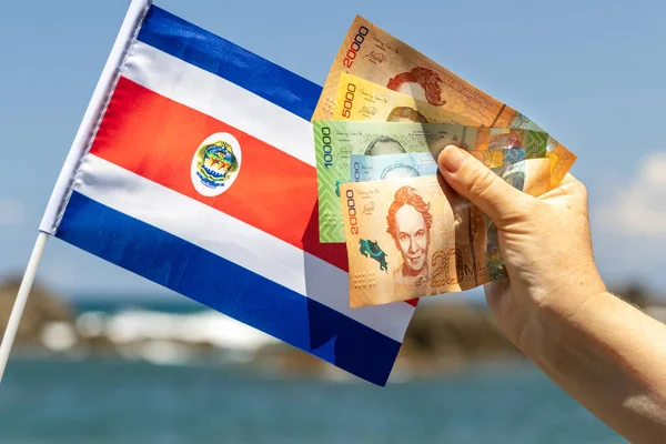 Kobieta Trzyma Pieniądze Ręku Flagę Kostaryki Tle Morza Koncepcja Podróży — Zdjęcie stockowe