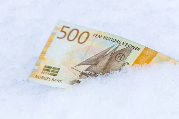 Norska 500 Kronor Som Ligger Snön Finansiellt Koncept Utgiftsfrysning — Stockfoto