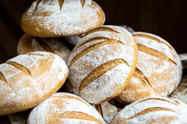 Taze pişmiş ekmek somunları