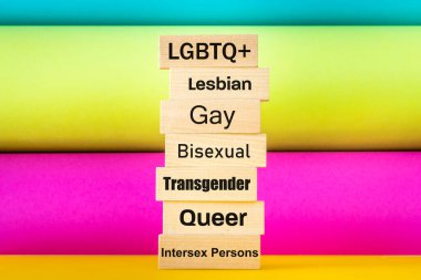 Cinsel azınlıklar, LGBTQ + Tolerans, destek ve eşitlik kavramı, azınlık gruplarının listelendiği tahta işaretler, aktivist ve insan hakları