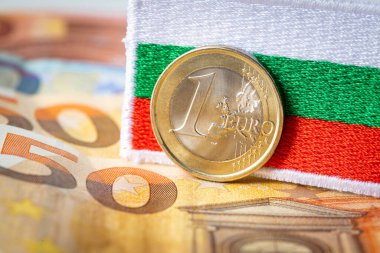 Bulgaristan ve Avrupa banknotları bayrağı. Bulgaristan 'ın Euro bölgesine katılması, tek Avrupa para biriminin benimsenmesi
