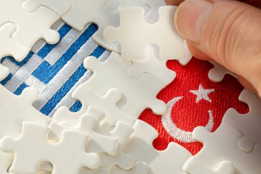 Yapboz, Türkiye ve Yunanistan 'ın bayraklarını, her iki ülkenin karşılıklı ilişkilerini, Kuzey Atlantik Antlaşması Örgütü üyeleri arasında giderek büyüyen ihtilafı gözler önüne seriyor