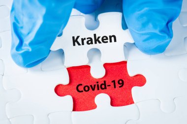 2023, Coronavirus, Kraken virüsü, XBB1,5 omicron mutasyonu, Covid ve Kraken isimleriyle bir bulmaca tutan bir doktor konsepti.