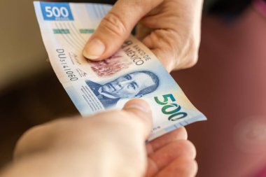 Meksika 500 pesosu, elden ele geçen para, mali iş konsepti, Meksika para birimi.