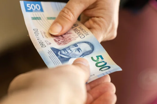 México 500 Pesos Pasando Dinero Mano Mano Concepto Negocio Financiero —  Fotos de Stock