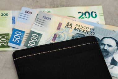 Meksika parası, 1000,500 ve 200 banknot, peso, üst düzey banknotlar, şık siyah cüzdan ve para birimi, iş konsepti, Meksika finans