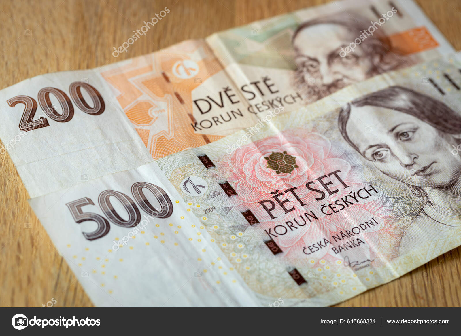200捷克克朗和500捷克克朗的钞票原文照登捷克经济金融概念——图库图片© rochu_2008 #645868334