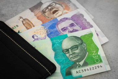 Kolombiya parası, banknotlar 20, 50 ve 100 peso, en yüksek banknotlar, siyah stil cüzdan, kapanış, iş ve finans konsepti