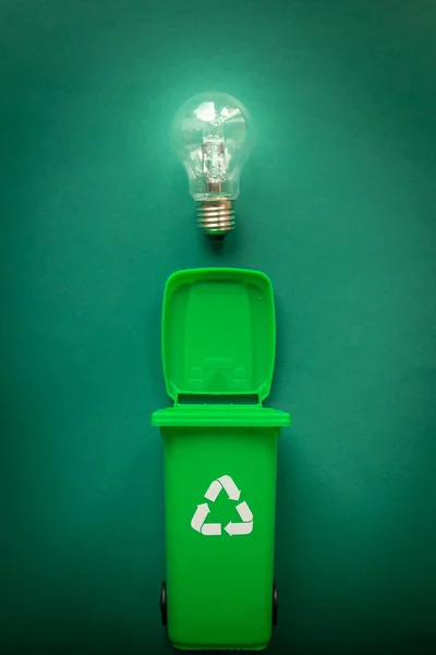Papelera Reciclaje Bombilla Luminosa Concepto Medioambiental Energía Renovable Gestión Moderna — Foto de Stock