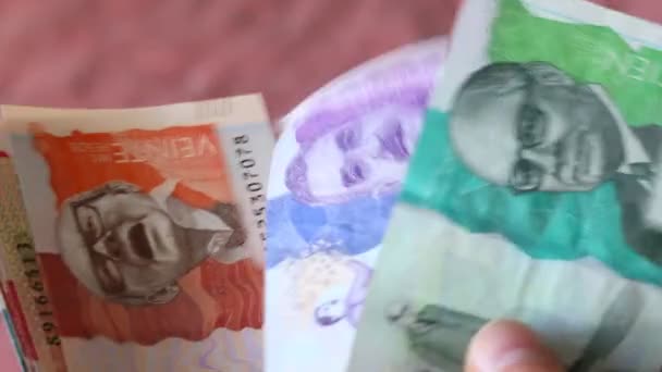 コロンビアペソ カウントマネー 様々な銀行券 コロンビアの通貨 — ストック動画