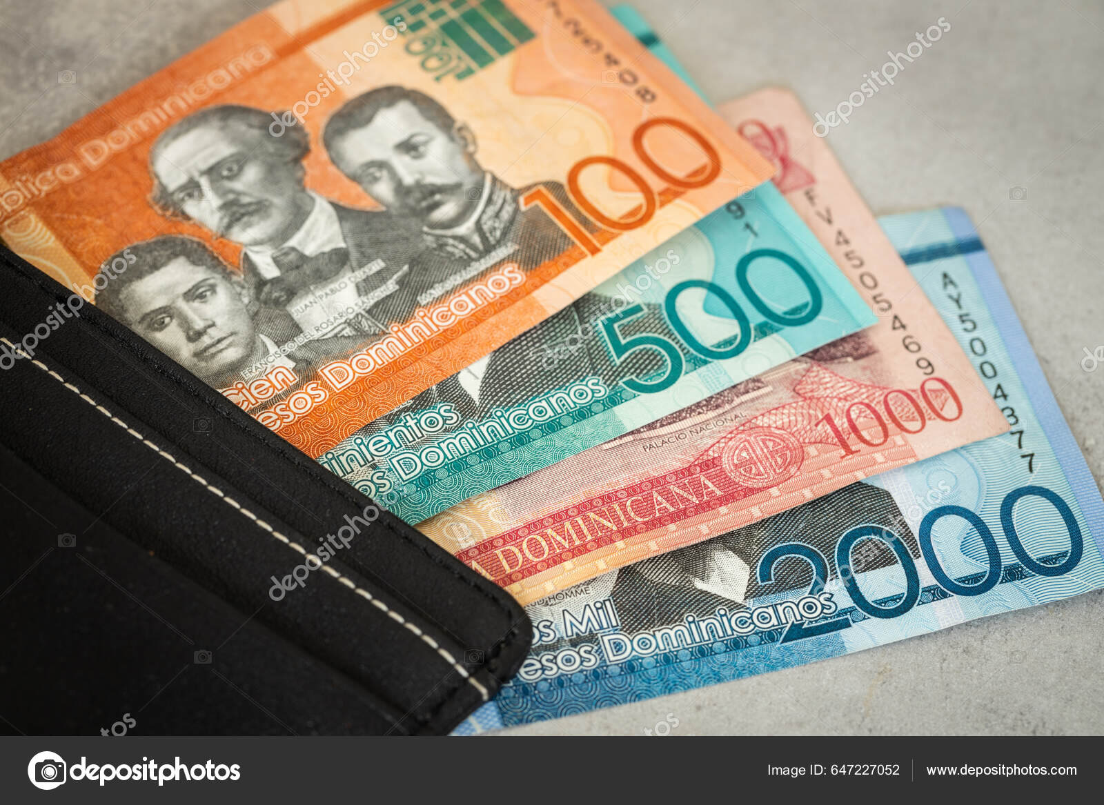 多米尼加共和国货币比索钞票从皮夹里掏出来现金周转——图库图片© rochu_2008 #647227052