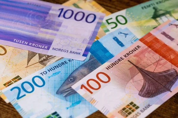ノルウェーのお金はテーブルの上に横たわっています ノルウェーの通貨 金融と住宅予算の概念 フラットレイアウト 閉じます 財務的背景 — ストック写真
