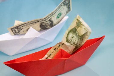 Amerikan ve Çin banknotları olan kağıt gemiler, bir dolar ve bir yuan, Ekonomik savaş, İş ve Finans konsepti,