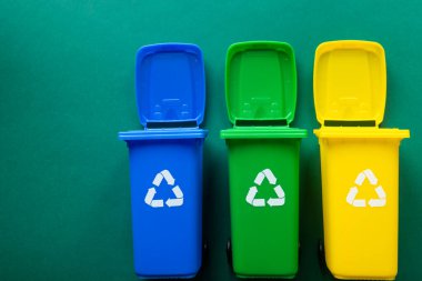 Minyatür çöp kutuları, çöplerin ayrıştırılması, atık türüne bağlı olarak farklı renkler, plastik, kağıt, biyolojik atık, kopyalama alanı, çevre kavramı