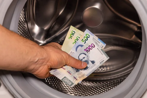 Meksika Pesoları Çamaşır Makinesine Atılıyor Konsept Para Aklama Yasadışı Faaliyet — Stok fotoğraf