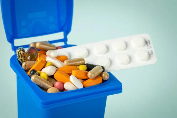 Nyílt Szemetes Tele Tablettákkal Koncepció Orvosi Hulladék Megsemmisítése Lejárt Gyógyszerek — Stock Fotó