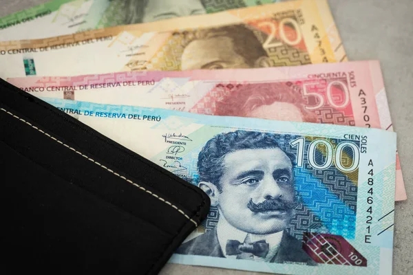 ペルー通貨 ペルーのお金と黒のスタイリッシュな財布 様々な銀行券 金融とビジネスの概念 — ストック写真