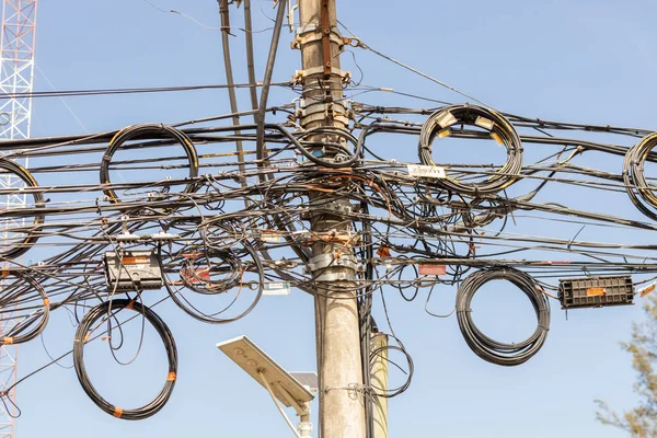 Kombinace Elektrických Drátů Telekomunikačních Kabelů Městském Sloupu — Stock fotografie
